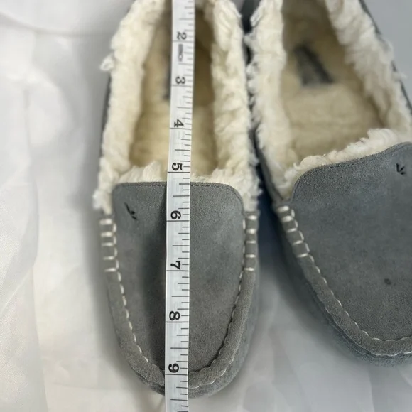 Koolaburra by UGG Grey Cream Plush Slippers Moccasins Size 7 - Picture 8 of 9